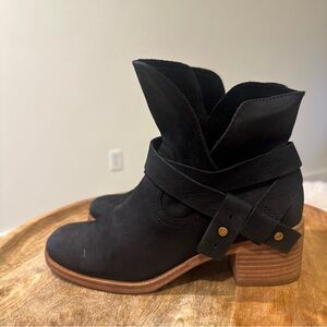 UGG Elora black leather ankle boot.